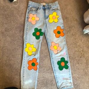 Jeans with colorful flowers on making a pop to your outfit